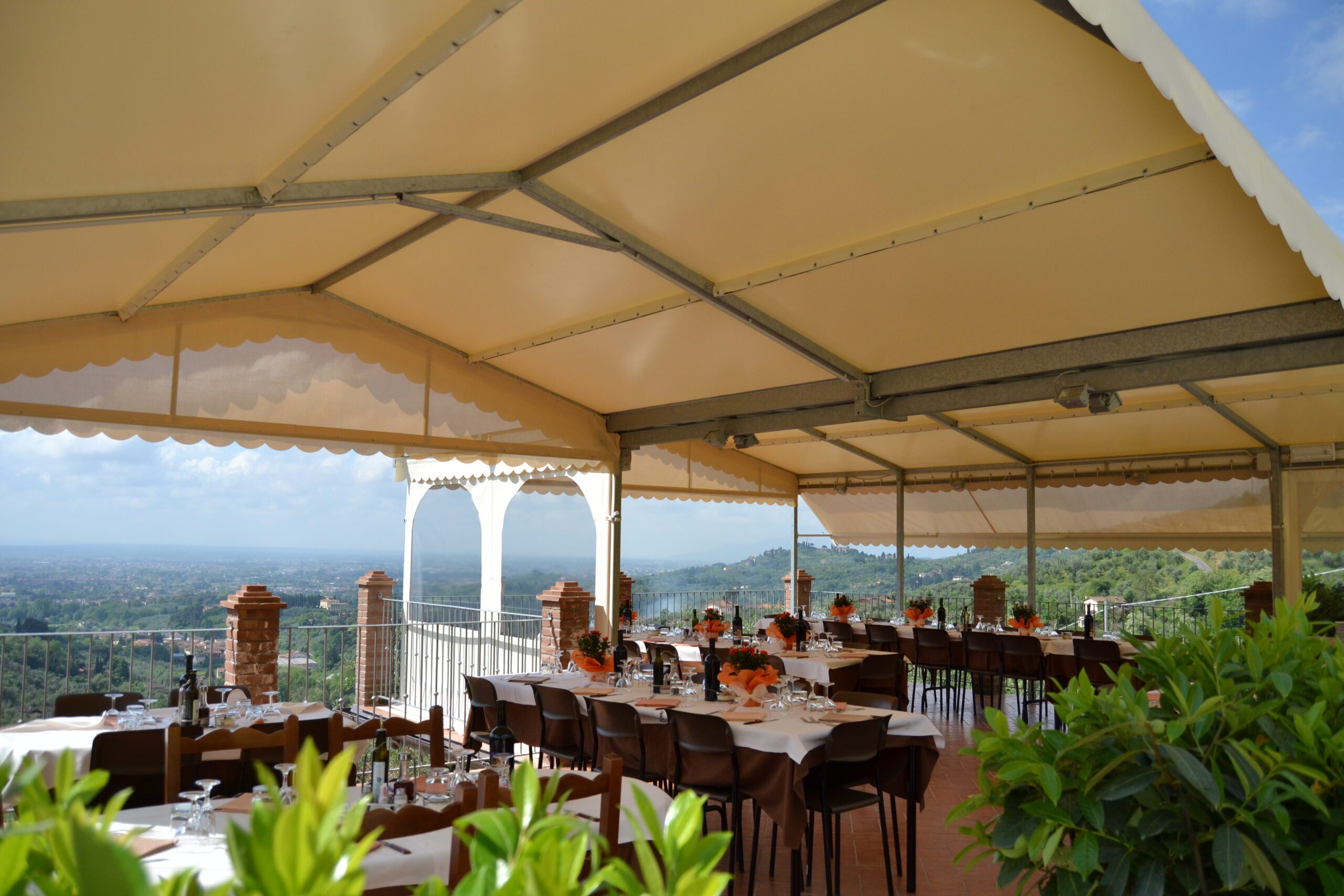 Agriturismo con tavoli su Terrazza panoramica